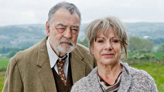 Niemand ahnt, welches dunkle Geheimnis einst die Liebe zwischen Fiona (Hannelore Hoger) und Chad (Richard Johnson) zerstörte - und sie bis heute miteinander verbindet. © ARD/Degeto/Teamworx/A. Peebles 