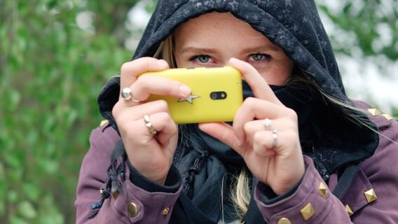 Der Überfall auf ein Mädchen wird mit dem Handy gefilmt. © NDR 