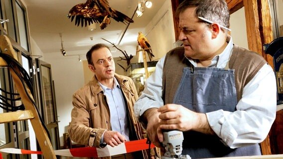 Kleinert (Felix Eitner, l.) geht zu Olaf Gründler (Michael Trischan, r.) ins Heimatkundemuseum, da dieser den Toten im Gartenteich gefunden hat. Doch der will sich nicht stören lassen
Kleinert (Felix Eitner, l.) geht zu Olaf Gründler (Michael Trischan, r.) ins Heimatkundemuseum, da dieser den Toten im Gartenteich gefunden hat. Doch der will sich nicht stören lassen
© NDR/ARD/Hardy Spitz