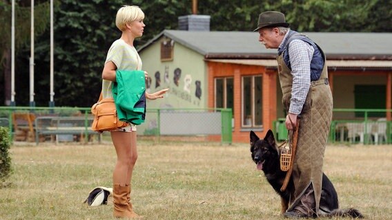Klara (Wolke Hegenbarth, l.) trifft Heinz Bobermann (Dieter Montag, r.) und seinen Schäferhund auf dem Hundeübungsplatz. © NDR/ARD/Hardy Spitz 