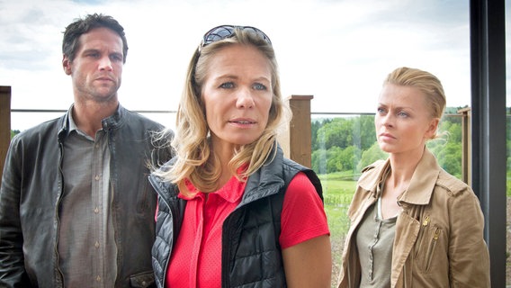 Lukas Hundt (Oliver Franck, l.) und Kristina Katzer (Isabell Gerschke, r.) befragen Anette Bischoff (Claudine Wilde, M.). Auch die Freundin des Mordopfers hatte eine Affäre mit dem Treuetester Florian Berger. Lukas Hundt (Oliver Franck, l.) und Kristina Katzer (Isabell Gerschke, r.) befragen Anette Bischoff (Claudine Wilde, M.). Auch die Freundin des Mordopfers hatte eine Affäre mit dem Treuetester Florian Berger. © ARD/Andreas Wünschirs
