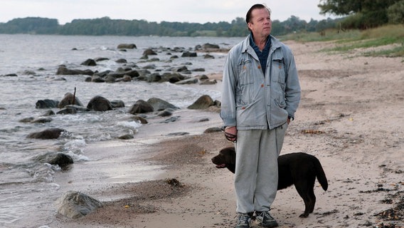 Kommissar Wallander (Krister Henriksson) geht mit seinem Hund spazieren. © NDR/Degeto/Yellow Bird/Nille Leander 