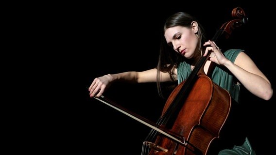Die Solo-Cellistin Irina Konchalevska (Sandra Stojiljkovic) ist eine Virtuosin an ihrem Instrument, doch nun hat die Russenmafia sie im Visier. © ARD Degeto/Yellow Bird/Nille Leander 