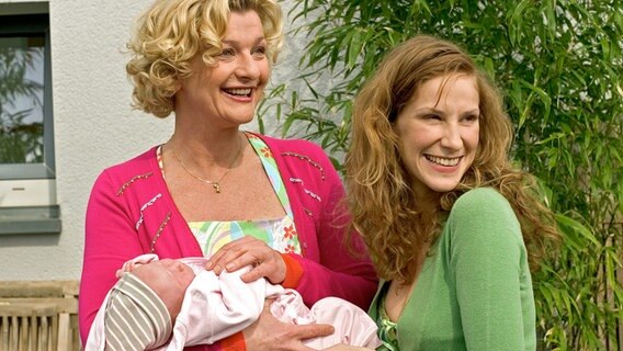 Spätes Mutter- und Omaglück: Gila (Saskia Vester, li.) mit ihrer Stieftochter Maja (Chiara Schoras) und deren Baby. © NDR/Degeto/Thomas Kost 