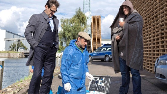 Finn Kiesewetter (Sven Martinek, r.) und Lars Englen (Ingo Naujoks, l.) glauben nicht an einen Selbstmord der Millionenerbin Bettina Carlström (Komparsin). Was sagt der Pathologe Dr. Strahl (Christoph Tomanek, M.)? Finn Kiesewetter (Sven Martinek, r.) und Lars Englen (Ingo Naujoks, l.) glauben nicht an einen Selbstmord der Millionenerbin Bettina Carlström (Komparsin). Was sagt der Pathologe Dr. Strahl (Christoph Tomanek, M.)? © NDR/ARD/Georges Pauly