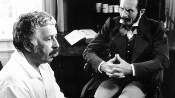 Weil ihn die Gicht plagt, sucht Zacharias Bräsig (Fritz Hollenbeck, links), den Arzt Dr. Ehrfurcht (Heinz Lieven) auf. Weil ihn die Gicht plagt, sucht Zacharias Bräsig (Fritz Hollenbeck, links), den Arzt Dr. Ehrfurcht (Heinz Lieven) auf. © NDR, honorarfrei