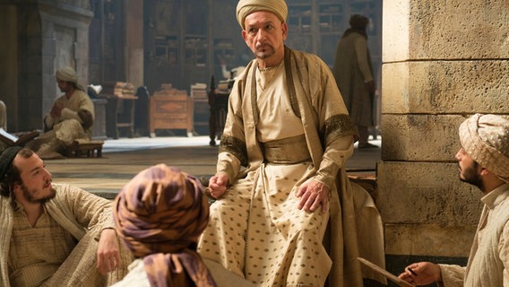Der große Gelehrte Ibn Sina (Ben Kingsley) unterrichtet seine Schüler. © NDR/Degeto/UFA Cinema 