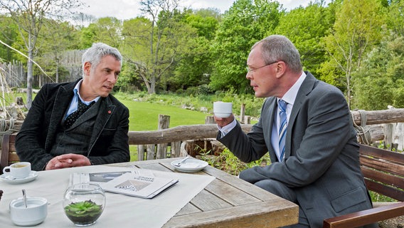 Oberbürgermeister Herrenbrück (Frank Sieckel, r.) fordert von Zoodirektor Dr. Blum (Ralph Herforth, l.) dringend neue Marketingmaßnahmen für den Zoo. © NDR/ARD/Steffen Junghans 