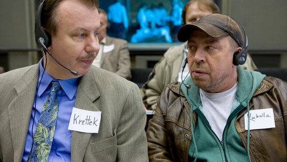 Wolfgang Krettek (Ludger Pistor,l) und Günther Kuballa (Armin Rohde, r) nehmen an einer Fortbildungsmaßnahme teil, die beide zum "Call Center Agent" qualifizieren soll. Wolfgang Krettek (Ludger Pistor,l) und Günther Kuballa (Armin Rohde, r) nehmen an einer Fortbildungsmaßnahme teil, die beide zum "Call Center Agent" qualifizieren soll. © NDR/WDR/Thomas Kost
