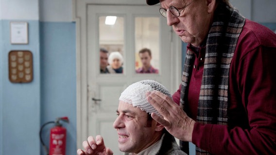 Paul Kleinert (Felix Eitner, l.) ist nach einer Kneipentour niedergeschlagen worden. Er lässt sich von © NDR/ARD/Marion von der Mehden 