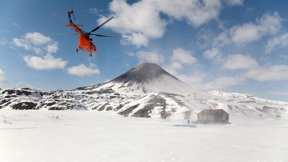 Ankunft am Vulkan. Hubschrauber sind unverzichtbare Verkehrsmittel in der Weite von Kamtschatka. © NDR/Sven Jaax 