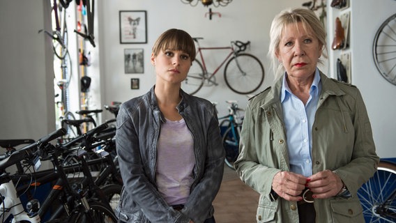 Ein angehender Radprofi ist beim morgendlichen Training von einem Auto angefahren worden: Wolff (Barbara M. Ahren, r.) und Betty (Cristina do Rego, l.) ermitteln. © NDR/ARD/Marion von der Mehden 