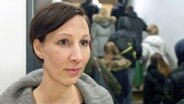 Reporterin Anke Gehrmann erlebt den Andrang der Arbeitslosen am Monatsbeginn in der Arbeitsagentur Hamburg-Mitte. © NDR 