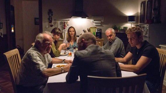 Abendessen bei Schulzens mit dem Onkel aus Amerika: v.l.n.r. Frans (Peter Franke), Betty (Cristina do Rego), Jette (Julia Jäger), Onkel Freddy (Rainer Strecker), Bruno (Jophi Ries) und Robbie (Moritz von Zeddelmann). © NDR/ARD/Marion von der Mehden 