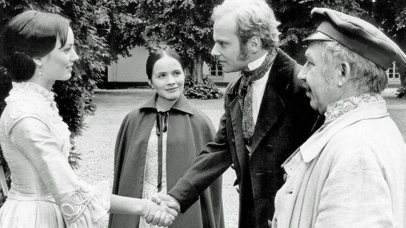 Franz von Rambow (Alexander Radzun) begrüßt Frida (Marietta Schupp), die Frau seines Vetters. Luise Hawermann (Christiane Stolte, 2. v. links) und Bräsig (Fritz Hollenreck, rechts) begleiten ihn. © NDR/Hassenstein 