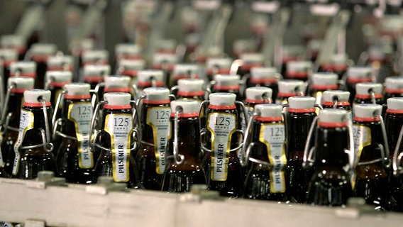 Flaschen in der Abfüllung der Flensburger Brauerei. © NDR/doc.station 