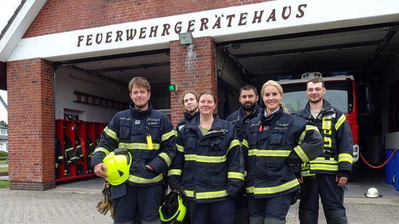 Judith Rakers mit der Freiwilligen Feuerwehr Wittdühn. © NDR/doclights 