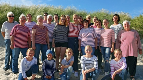 Trend Ringelshirt - Judith Rakers und die Island Dancers Amrum. © NDR/doclights 