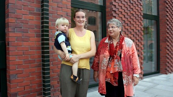 Drei Generationen, eine Hausgemeinschaft  Helma S. (rechts) will nie wieder weg aus ihrem Wohnprojekt in der Hamburger Hafencity. © NDR/Ute Jurkovics 