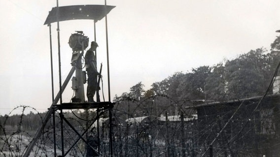 Wachturm der Briten vor dem Lager. © NDR/Litzmann Archiv 