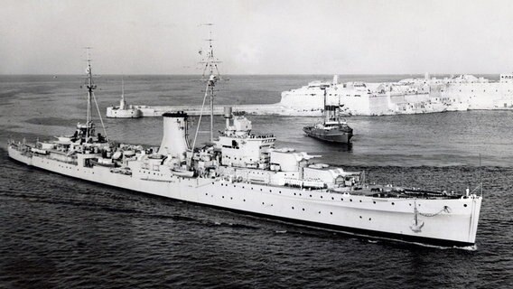 Die HMS Ajax führte die Verfolgung des Flüchtlingsschiffes an. © NDR/Roy Turner 