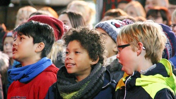 Begeisterte Sänger vom Kinderchor der Young ClassX. © NDR/Andrea Kaiser 