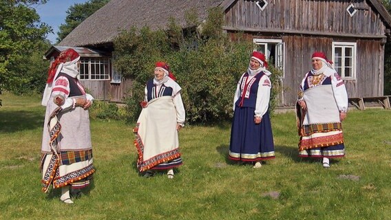 Bis heute singen die Letten die Dainas ihrer Vorfahren - und überliefern so ihre Geschichte. © NDR/Manfred Schulz TV & FilmProduktion 