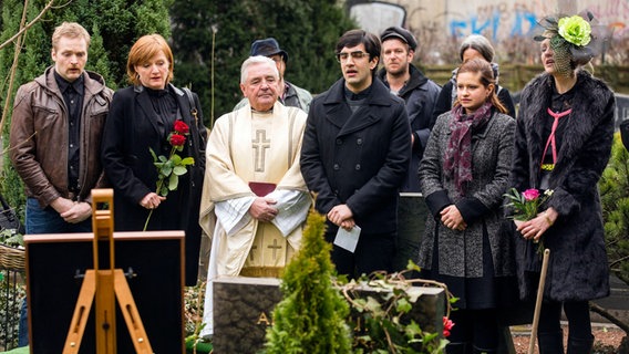 Paul ist erschossen worden - denkt man. (v.l.n.r.) Bollmann (Knud Riepen), Bradulic (Nina Petri), Rajesh (Parbet Chugh), Maja (Josephine Schmidt) und Jennifer (Constanze Behrends) trauern um ihn bei der Beerdigung. © NDR/Frank Dicks, honorarfrei 