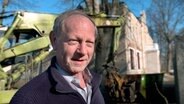 Frühjahrsputz am Gutshaus Vilz: Hans Jürgen Kurth hat den Bagger bestellt. Vier alte DDR-Garagen müssen weg. Die stören die Aussicht und sind Sondermüll. © NDR/Populärfilm 