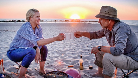 Judith Rakers mit NDR-Moderator Heinz Galling beim Grillen am Strand. © NDR/Doclights/Michel Wehmschulte 