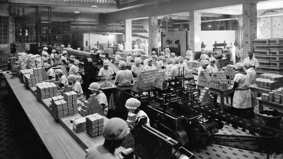 Bahlsen Produktion in den 20er-Jahren. © NDR/doc.station GmbH/Bahlsen 