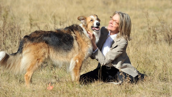 Für Beth (Diane Keaton) wird ihr Hund Freeway zu einem treuen und ständigen Begleiter. © NDR/Degeto/Dolly Grip Productions, LLC. 