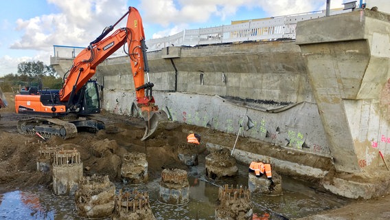 Aufwändige Grünungspfähle sollen die Behelfsbrücke über das Loch tragen. © NDR/David Pilgrim 