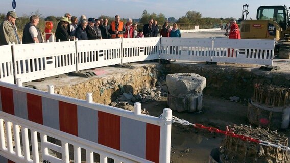 An einem Vormittag im Herbst 2018 dürfen sich die betroffenen Anwohner ein Bild von der Baustelle machen. An einem Vormittag im Herbst 2018 dürfen sich die betroffenen Anwohner ein Bild von der Baustelle machen. © NDR/David Pilgrim