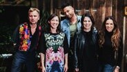 Gastgeberin Charlotte Roche (2.v.l.) lädt Robert Stadlober, Tim Wiese, Annalena Baerbock und Christine Neubauer in eine Hütte im Wald bei Hamburg. © NDR/Daniel Bremehr 