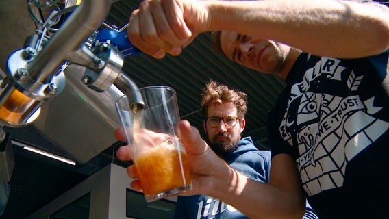Max Kühl und Florian Scheske probieren den allerersten Sud aus der eigenen Brauerei. © NDR/Dörte Nielsen 