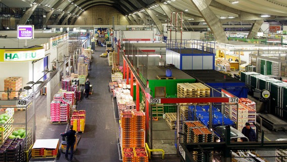 Der Großmarkt ist 24 Stunden am Tag geöffnet. Rund um die Uhr arbeiten hier etwa 3.700 Menschen. © NDR/Die Herren Fernsehen 