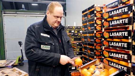 Der Arbeitstag von Ralf Albers beginnt um Mitternacht und endet mit dem Mittagsessen am nächsten Tag. Der Händler führt den Familienbetrieb schon in der vierten Generation. Der Arbeitstag von Ralf Albers beginnt um Mitternacht und endet mit dem Mittagsessen am nächsten Tag. Der Händler führt den Familienbetrieb schon in der vierten Generation. © NDR/Die Herren Fernsehen