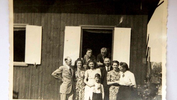 Eine Hütte als Notunterkunft: Familie Probst wohnte mit bis zu elf Personen auf 24 Quadratmetern. © NDR/Gerhard Probst 