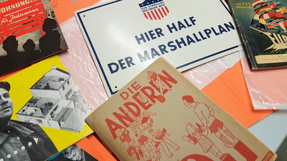Werbematerialien für den Marshall Plan © NDR/Katarina Schickling 