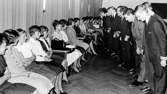Darf ich bitten?! - In den 1960er Jahren ist ein Jackett für die Herren noch Pflicht im Tanzkurs. © NDR/LonaMedia/Corinna Bartel 