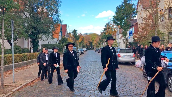 Bei Sönkes Abreise ziehen auch frühere Wandergesellen singend mit ihm durch Heide. © NDR 