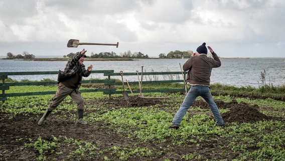 Die Bauern Rainer (Andreas Eckel) und Lütjen (Tim Grobe) streiten wegen des Zauns. Oder geht es doch um mehr? © NDR/ARD Degeto/Gordon Timpen 