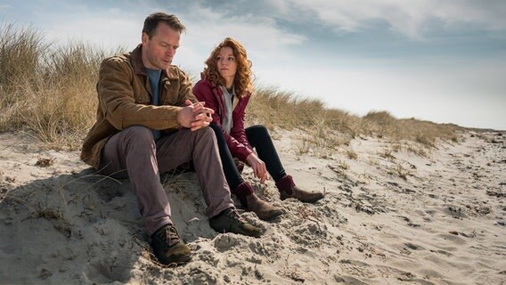 Hauke (Hinnerk Schönemann) und Jule (Marleen Lohse) sitzen am Strand. © NDR/ARD Degeto/Gordon Timpen 