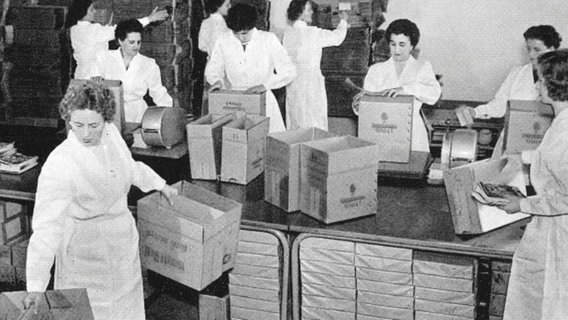 In den 1960er Jahren ist das Verpacken der Bohnen noch Handarbeit, das ist Frauensache. © NDR/Tchibo 