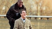 Philippe (François Cluzet) genießt die unkomplizierte Art seines neuen Pflegers Driss (Omar Sy, li.). © NDR/Degeto/Quad Productions 