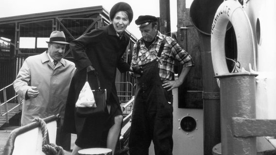 Hinrich Petermann (Uwe Dallmeier, rechts) hilft Mutter Mewes (Helga Feddersen) an Bord. Vater Mewes (Günter Kütemann) folgt ihr. (Erstsendung: 20.08.1979) © NDR/Wagner 