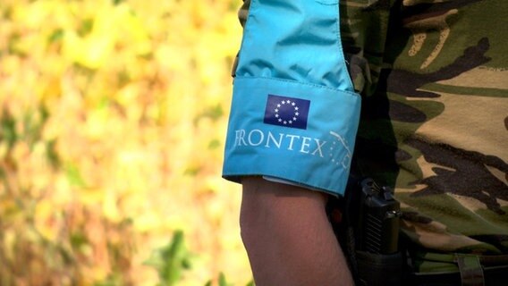 Die umstrittene Grenzschutzagentur der Europäischen Union Frontex kämpft gegen die illegale Einwanderung nach Europa. © NDR/Vincent TV 