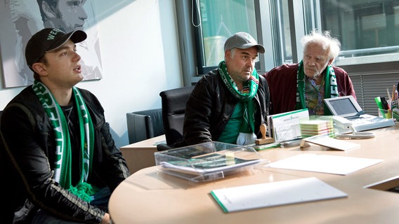 Robbie (Moritz von Zeddelmann, l.), Bruno (Jophi Ries, M.) und Frans (Peter Franke, r.) müssen sich auf der Geschäftsstelle von Werder Bremen verantworten. © ARD/Marion von der Mehden 