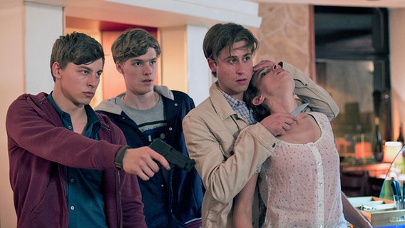 Florian Feddersen (Timmi Trinks) Moritz Fürstenberg (Til Schindler) und Paul Feddersen (Jan Hendrik Kiefer, v.l.n.r.) nehmen Bettina Findeisen (Karin Hanczewski, r.) als Geisel. Florian Feddersen (Timmi Trinks) Moritz Fürstenberg (Til Schindler) und Paul Feddersen (Jan Hendrik Kiefer, v.l.n.r.) nehmen Bettina Findeisen (Karin Hanczewski, r.) als Geisel. © ARD/Georges Pauly